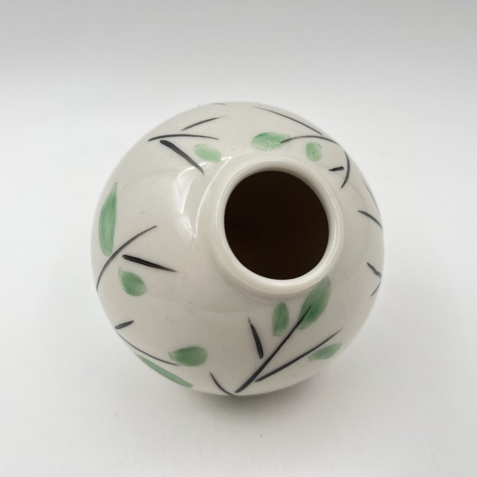 Вазочка круглой формы с декором в виде веточек, фарфор, роспись, Ленинградский завод фарфоровых изделий (ЛЗФИ), СССР, 1956-1967 гг.