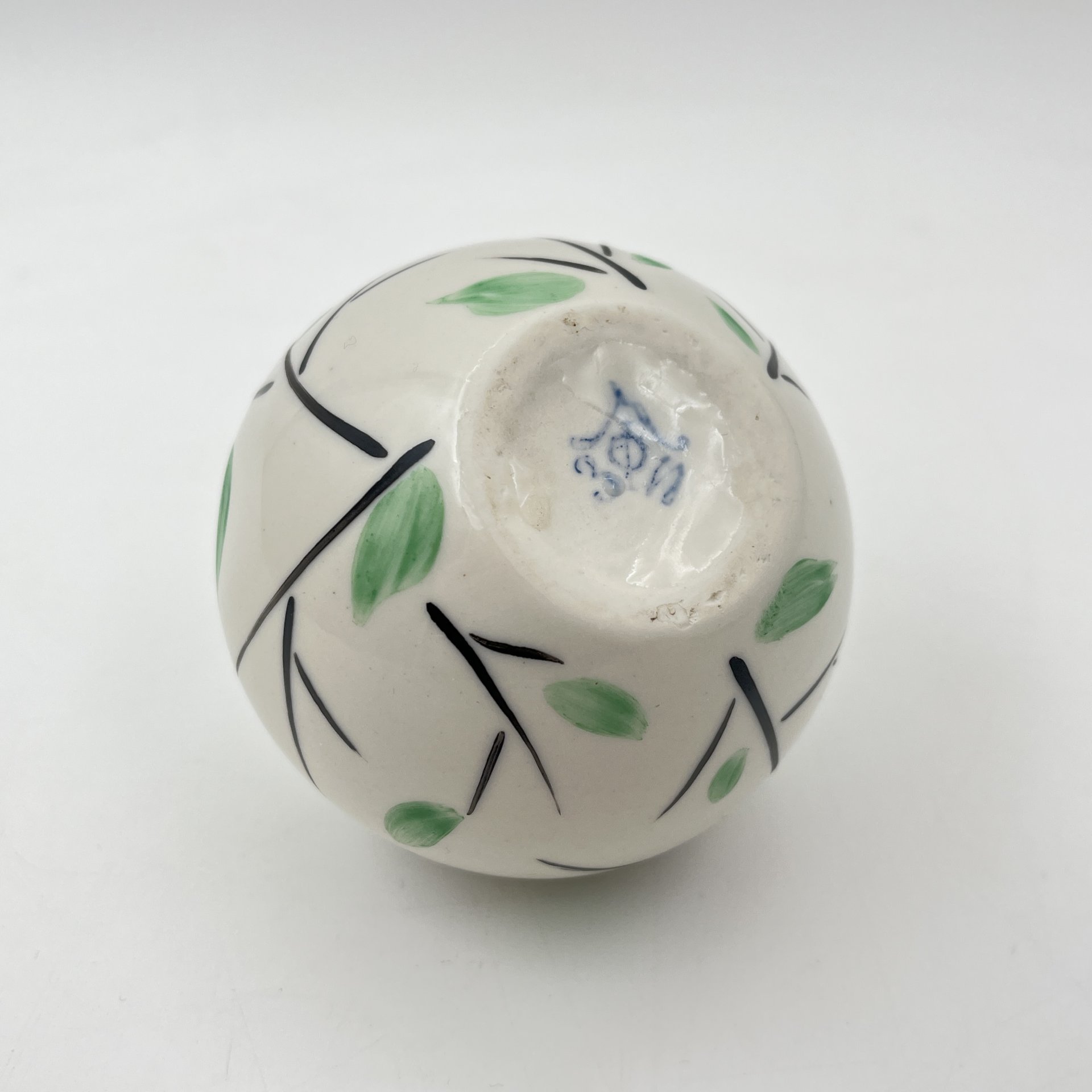 Вазочка круглой формы с декором в виде веточек, фарфор, роспись, Ленинградский завод фарфоровых изделий (ЛЗФИ), СССР, 1956-1967 гг.