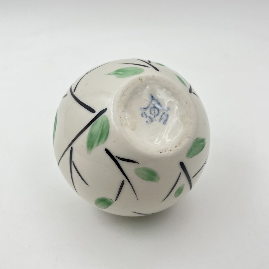 Вазочка круглой формы с декором в виде веточек, фарфор, роспись, Ленинградский завод фарфоровых изделий (ЛЗФИ), СССР, 1956-1967 гг.