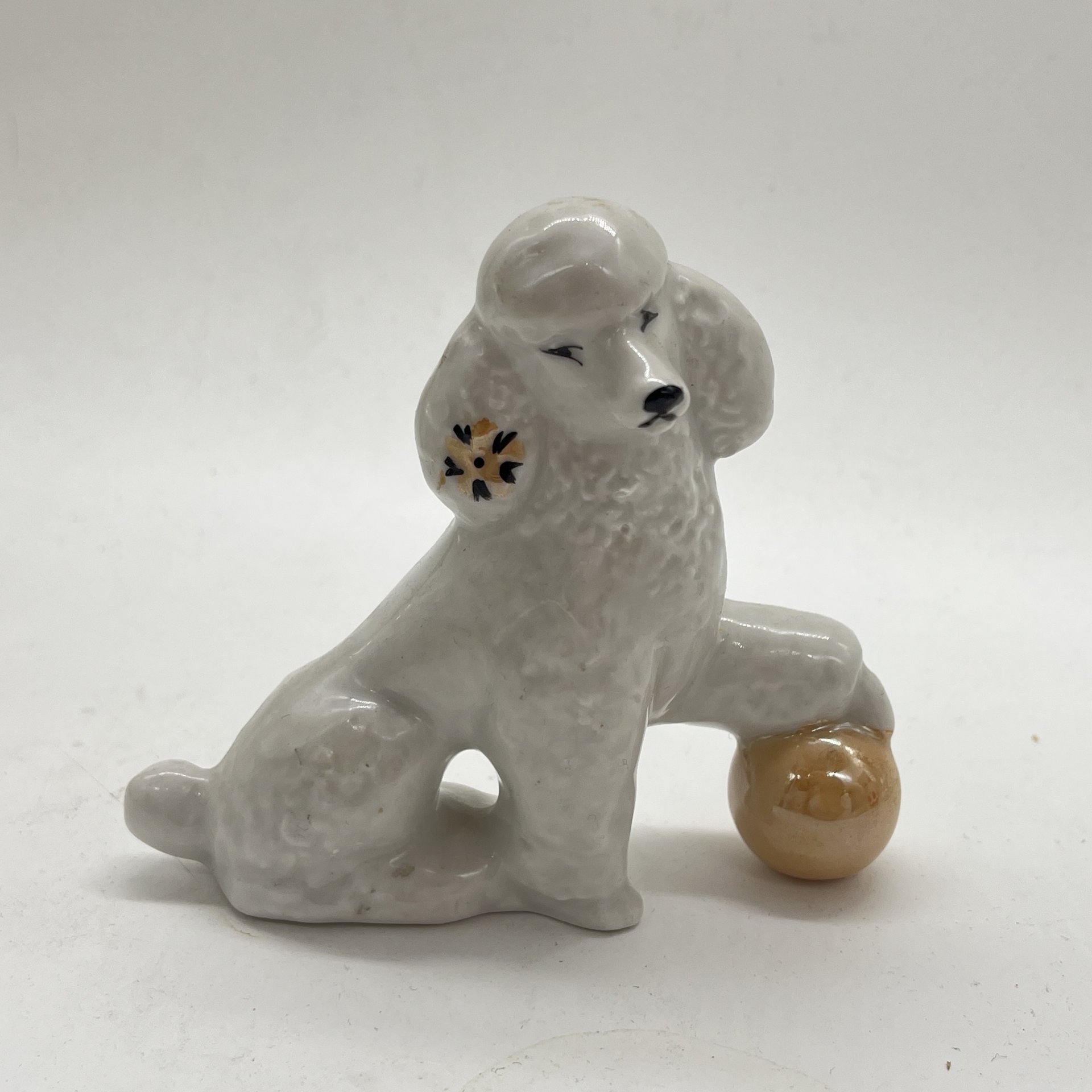 Статуэтка "Пудель с мячом", фарфор, роспись, люстр, Дулевский фарфоровый завод (Дулёво), Российская Федерация, 2000-2010 гг.