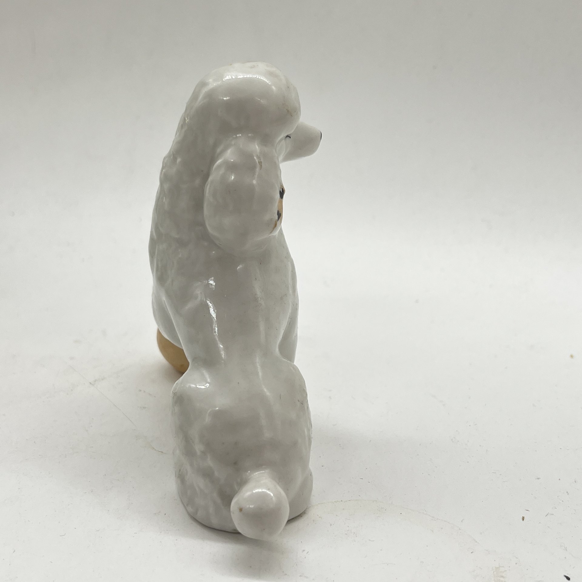 Статуэтка "Пудель с мячом", фарфор, роспись, люстр, Дулевский фарфоровый завод (Дулёво), Российская Федерация, 2000-2010 гг.