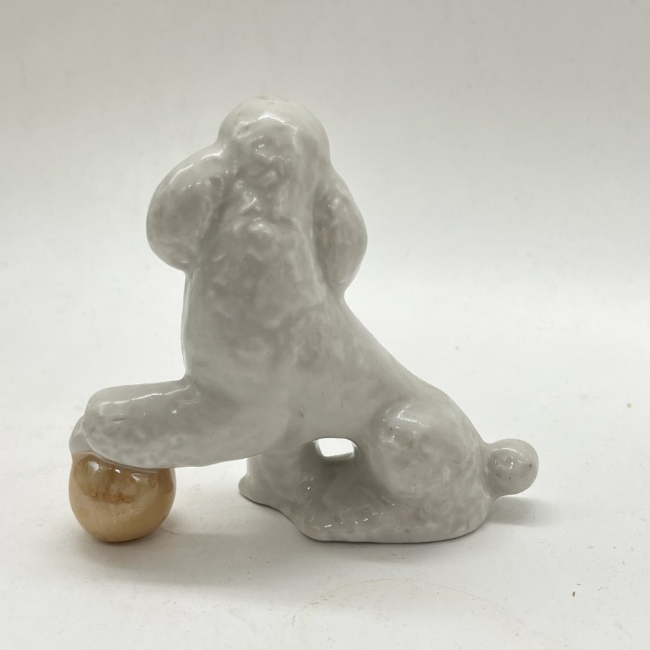 Статуэтка "Пудель с мячом"