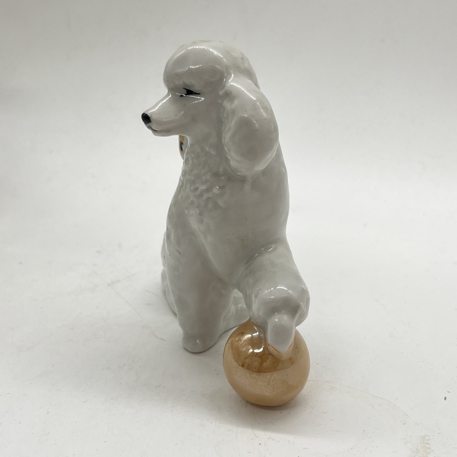 Статуэтка "Пудель с мячом", фарфор, роспись, люстр, Дулевский фарфоровый завод (Дулёво), Российская Федерация, 2000-2010 гг.
