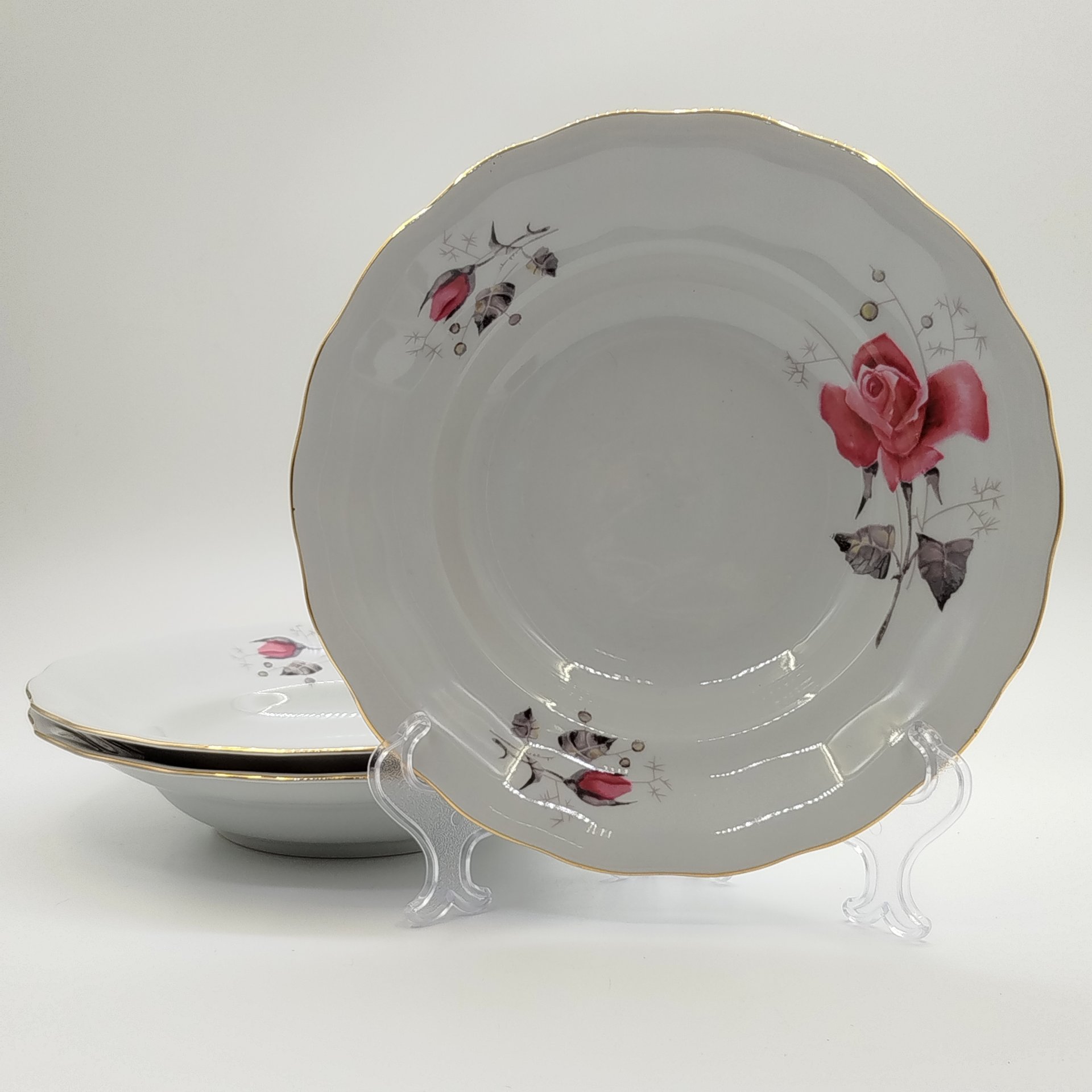Набор из 3-х суповых тарелок, украшенных изображением роз, фарфор, деколь, золочение, Karolina (Фарфоровая мануфактура «Каролина», Польша), Польша, 1960-1980 гг.