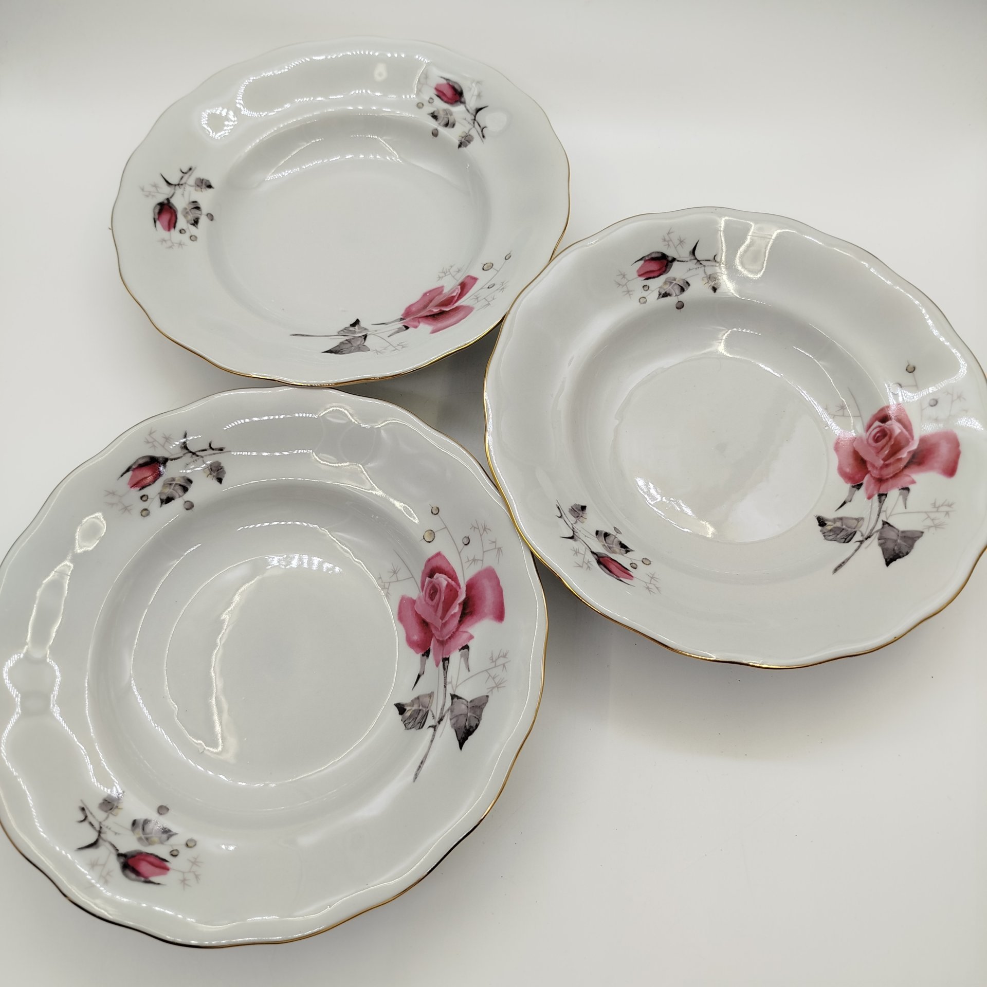 Набор из 3-х суповых тарелок, украшенных изображением роз, фарфор, деколь, золочение, Karolina (Фарфоровая мануфактура «Каролина», Польша), Польша, 1960-1980 гг.