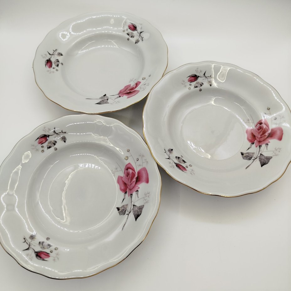 Набор из 3-х суповых тарелок, украшенных изображением роз, фарфор, деколь, золочение, Karolina (Фарфоровая мануфактура «Каролина», Польша), Польша, 1960-1980 гг.
