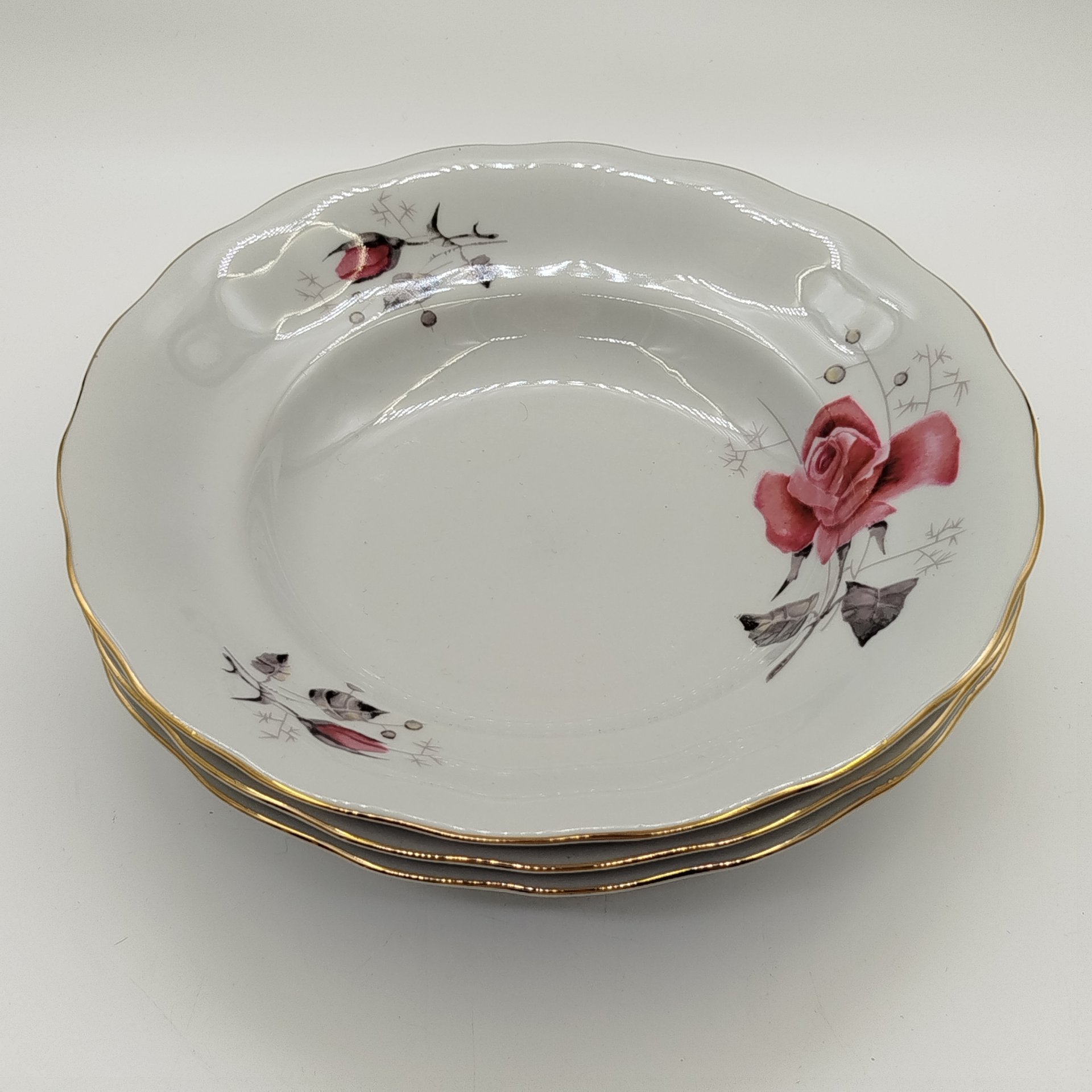 Набор из 3-х суповых тарелок, украшенных изображением роз, фарфор, деколь, золочение, Karolina (Фарфоровая мануфактура «Каролина», Польша), Польша, 1960-1980 гг.