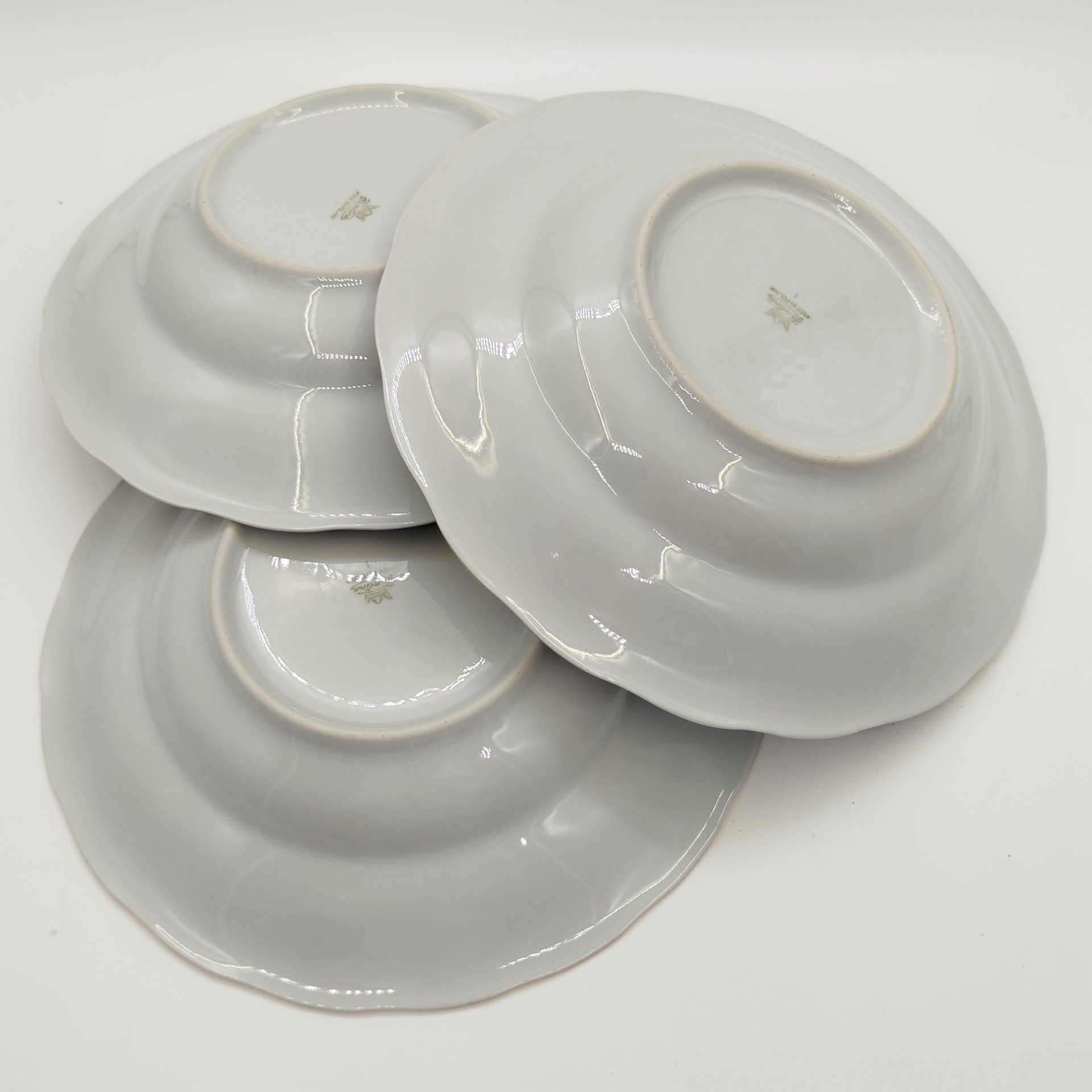 Набор из 3-х суповых тарелок, украшенных изображением роз, фарфор, деколь, золочение, Karolina (Фарфоровая мануфактура «Каролина», Польша), Польша, 1960-1980 гг.