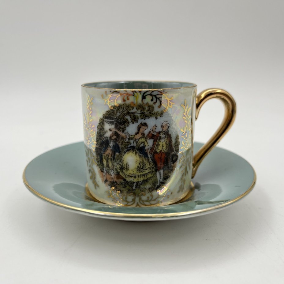 Кофейная пара, украшенная изображением танца в саду, фарфор, люстр, деколь, золочение, Западная Европа, 1980-2000 гг.