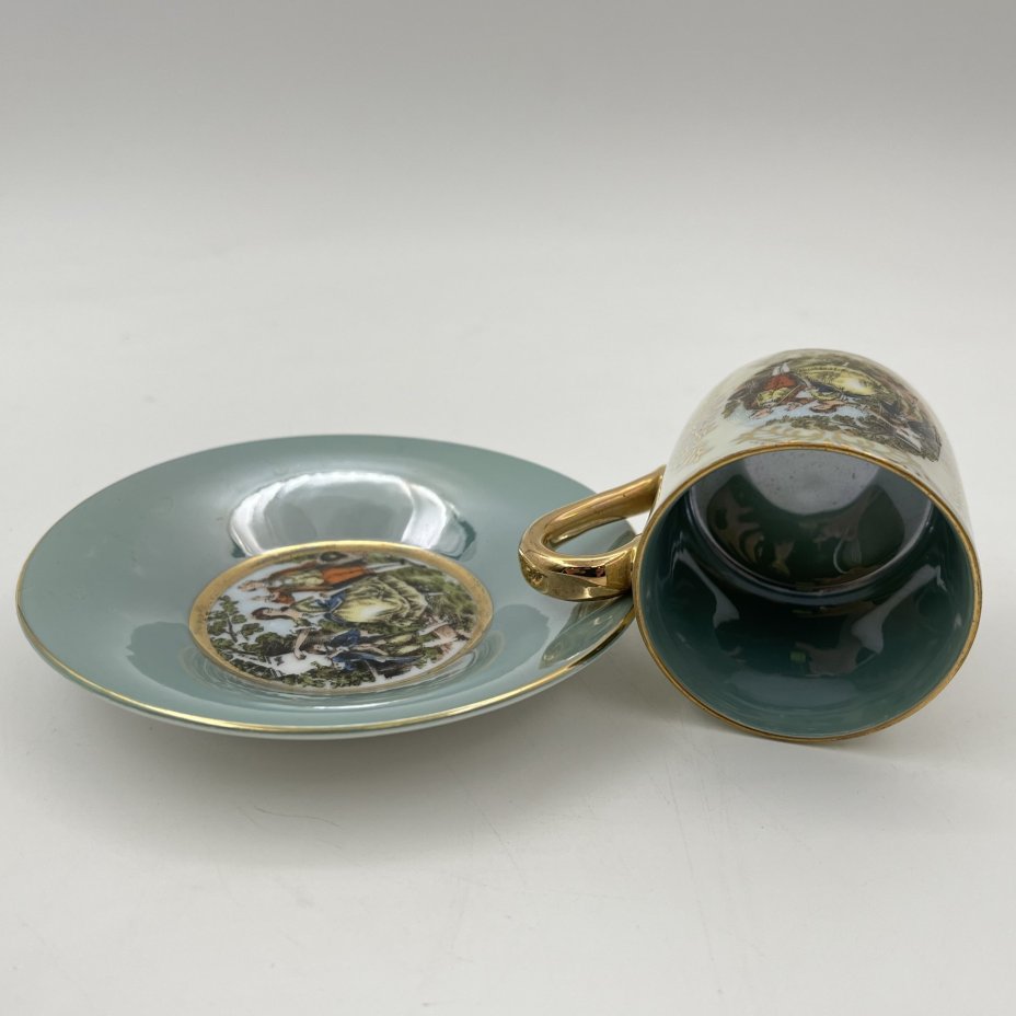 Кофейная пара, украшенная изображением танца в саду