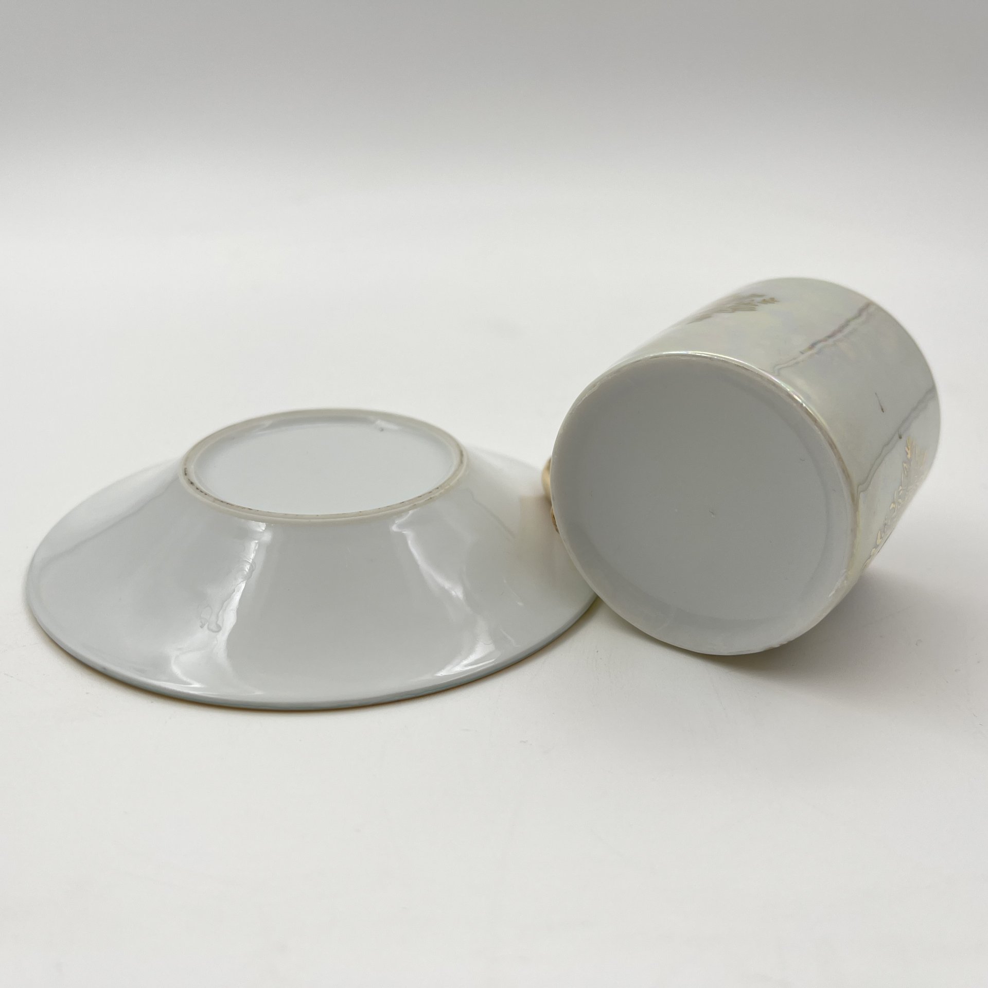 Кофейная пара, украшенная изображением танца в саду, фарфор, люстр, деколь, золочение, Западная Европа, 1980-2000 гг.