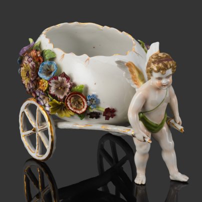 Статуэтка (мелочница) "Путти с тележкой в форме яйца", фарфор, роспись, золочение, Plaue Schierholz, Германия, 1907-1927 гг.