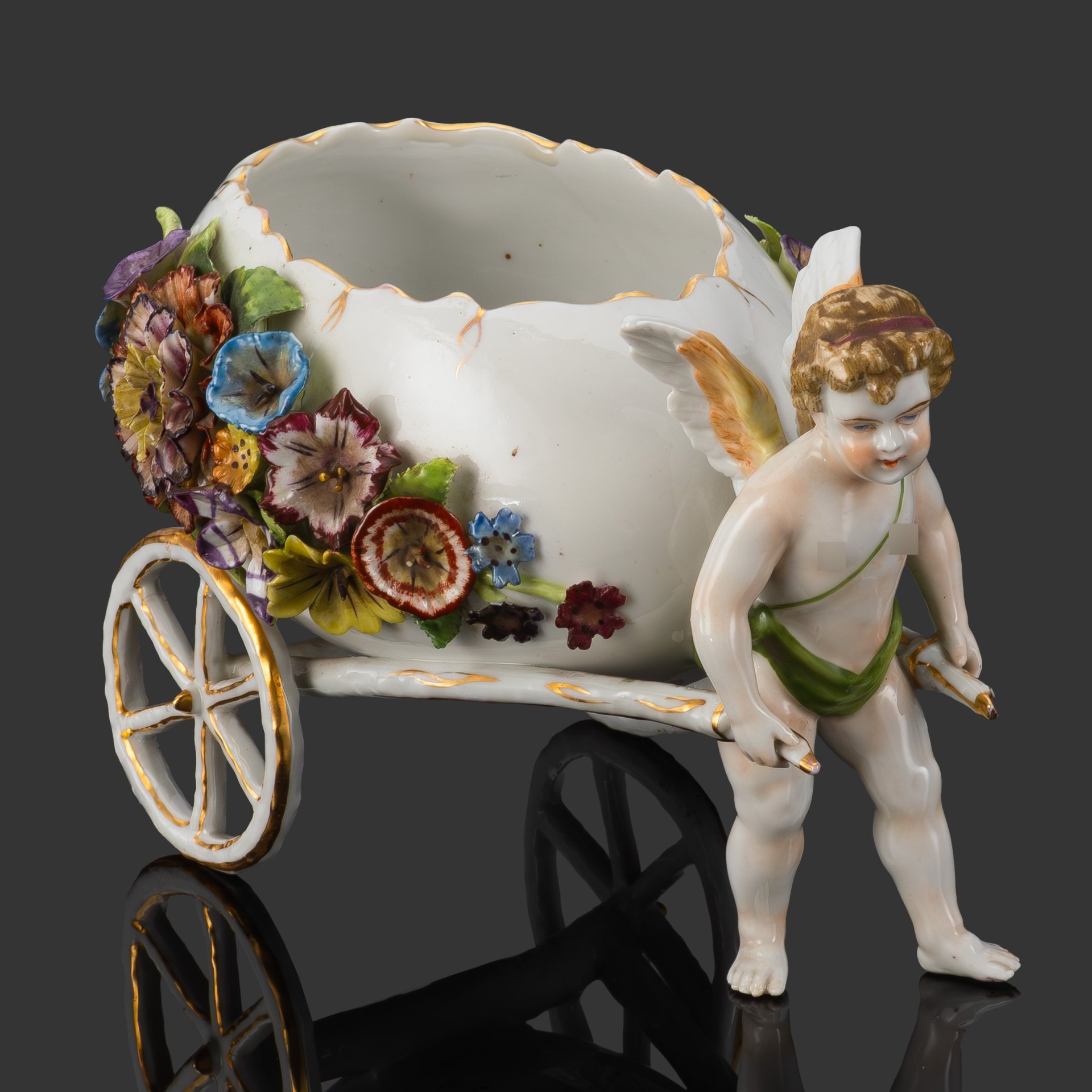 Статуэтка (мелочница) "Путти с тележкой в форме яйца", фарфор, роспись, золочение, Plaue Schierholz, Германия, 1907-1927 гг.