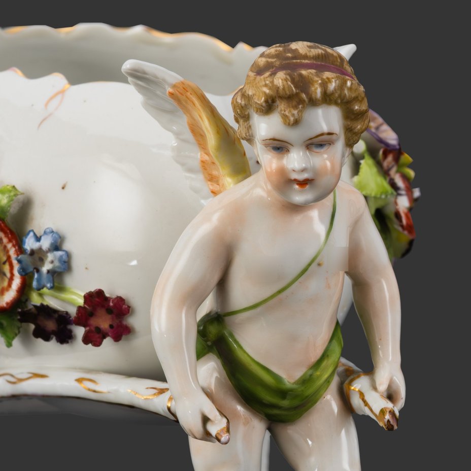 Статуэтка (мелочница) "Путти с тележкой в форме яйца", фарфор, роспись, золочение, Plaue Schierholz, Германия, 1907-1927 гг.