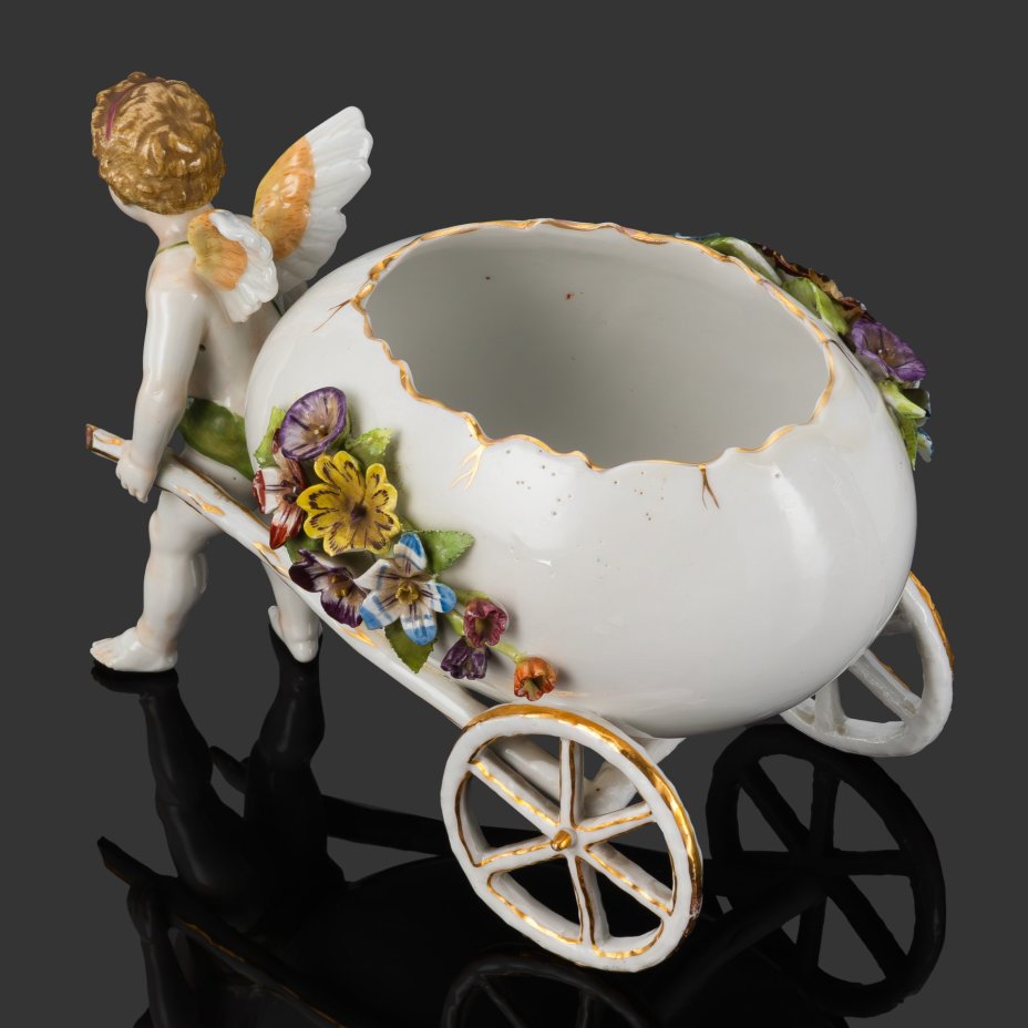 Статуэтка (мелочница) "Путти с тележкой в форме яйца", фарфор, роспись, золочение, Plaue Schierholz, Германия, 1907-1927 гг.