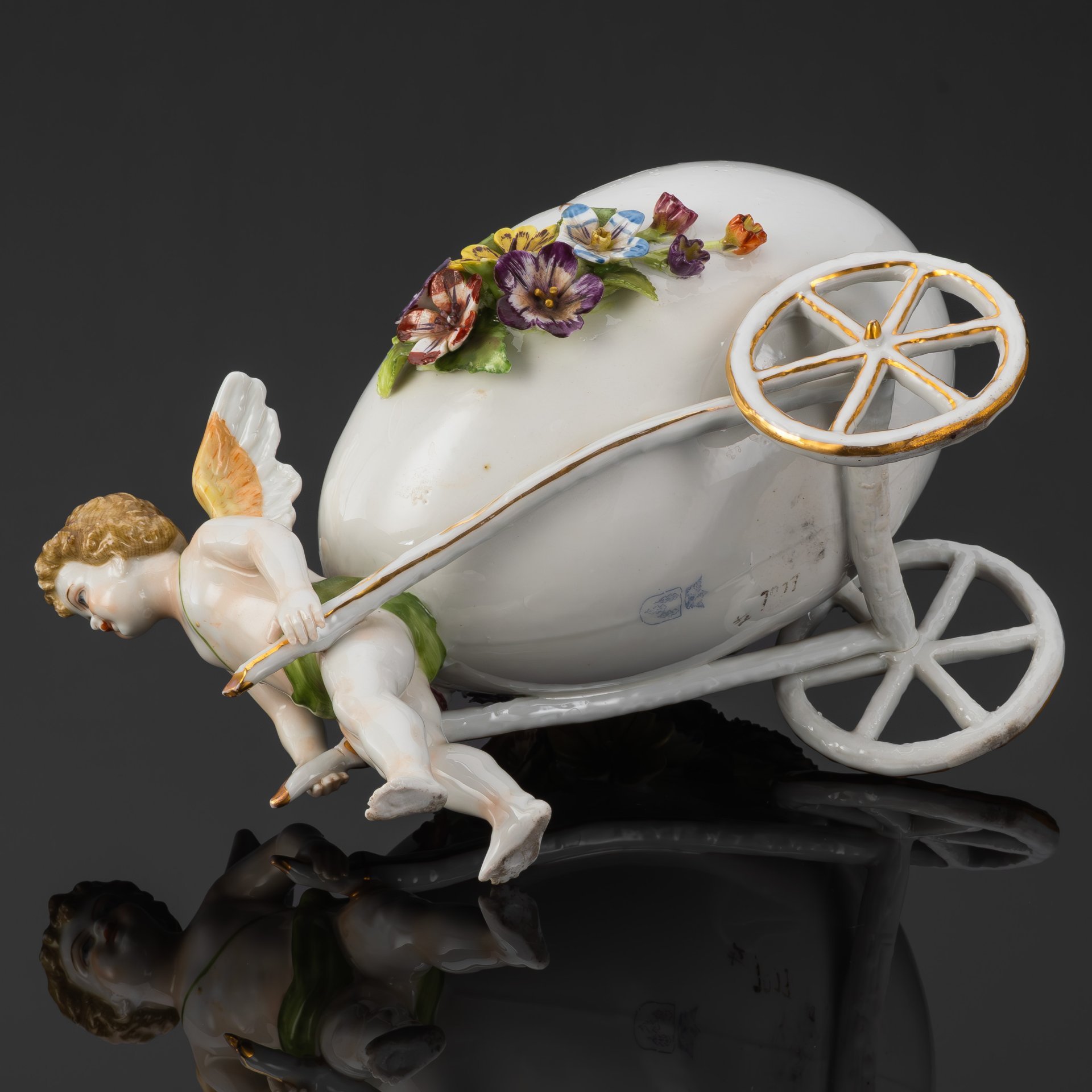 Статуэтка (мелочница) "Путти с тележкой в форме яйца", фарфор, роспись, золочение, Plaue Schierholz, Германия, 1907-1927 гг.