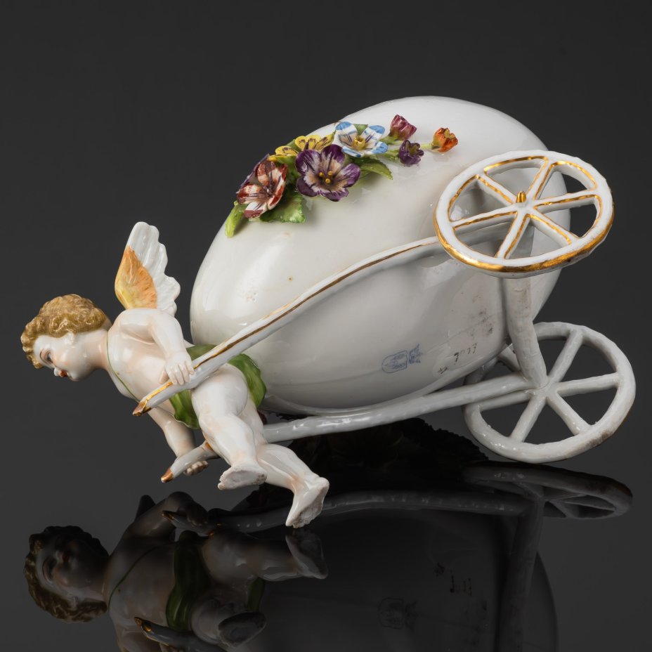 Статуэтка (мелочница) "Путти с тележкой в форме яйца", фарфор, роспись, золочение, Plaue Schierholz, Германия, 1907-1927 гг.