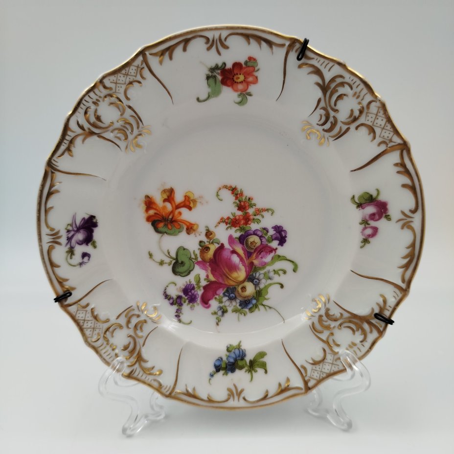 Тарелочка настенная с цветочным декором, фарфор, деколь, золочение, металл, Западная Европа, 1900-1940 гг.
