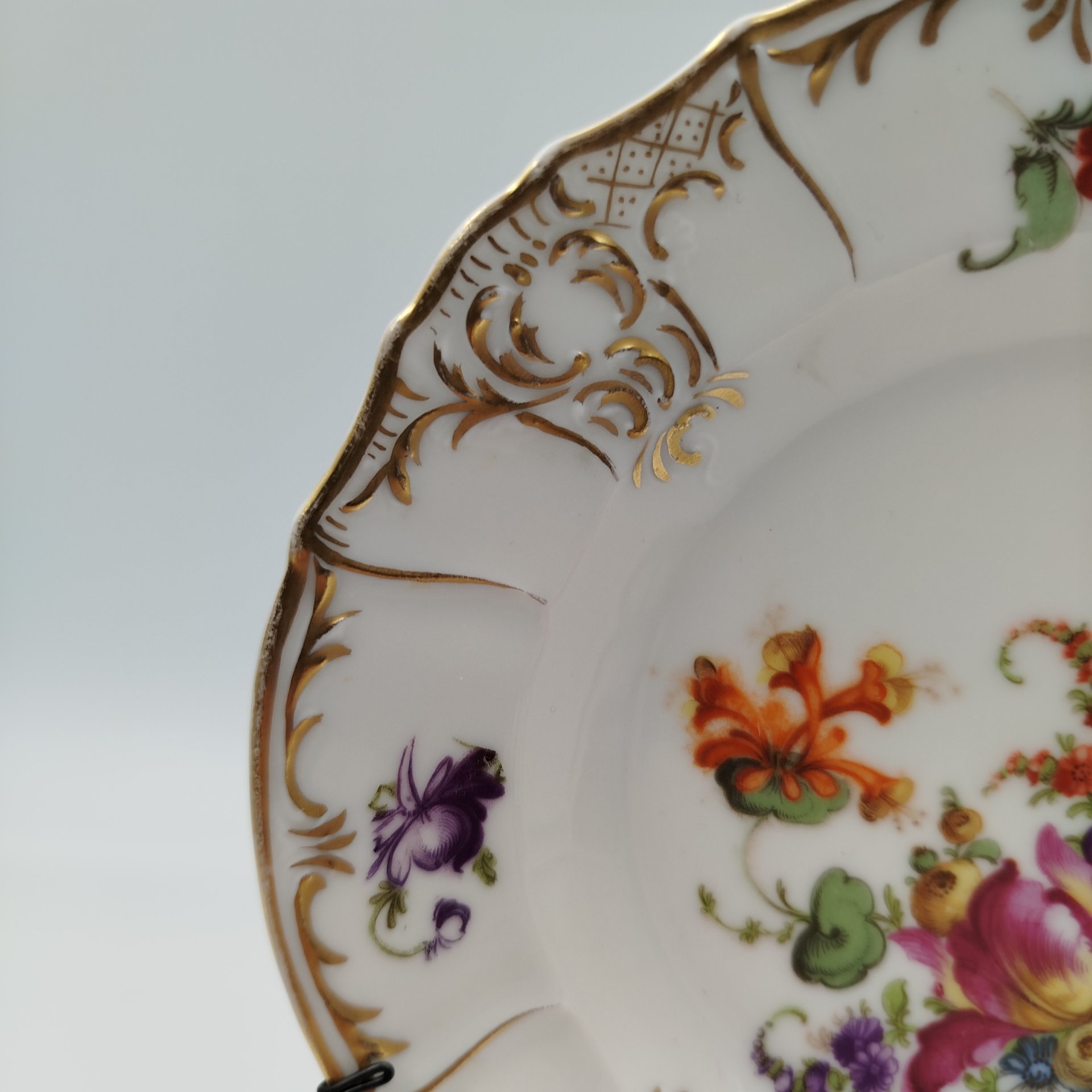 Тарелочка настенная с цветочным декором, фарфор, деколь, золочение, металл, Западная Европа, 1900-1940 гг.