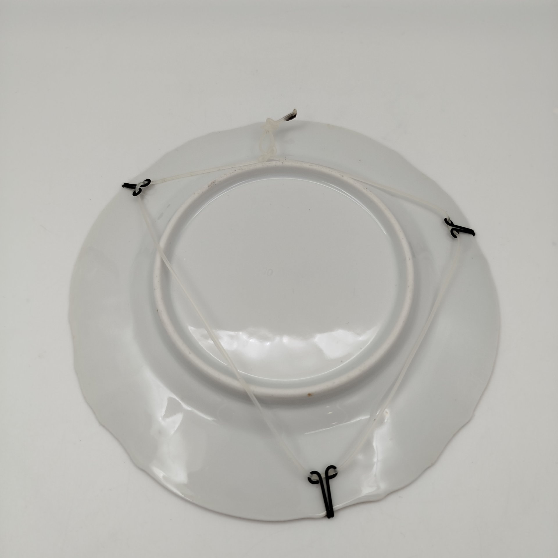 Тарелочка настенная с цветочным декором, фарфор, деколь, золочение, металл, Западная Европа, 1900-1940 гг.