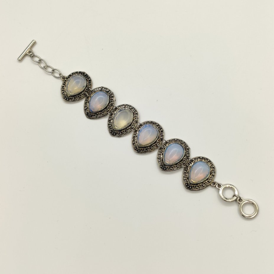 Браслет с каплевидными вставками светло-голубого оттенка под лунный камень