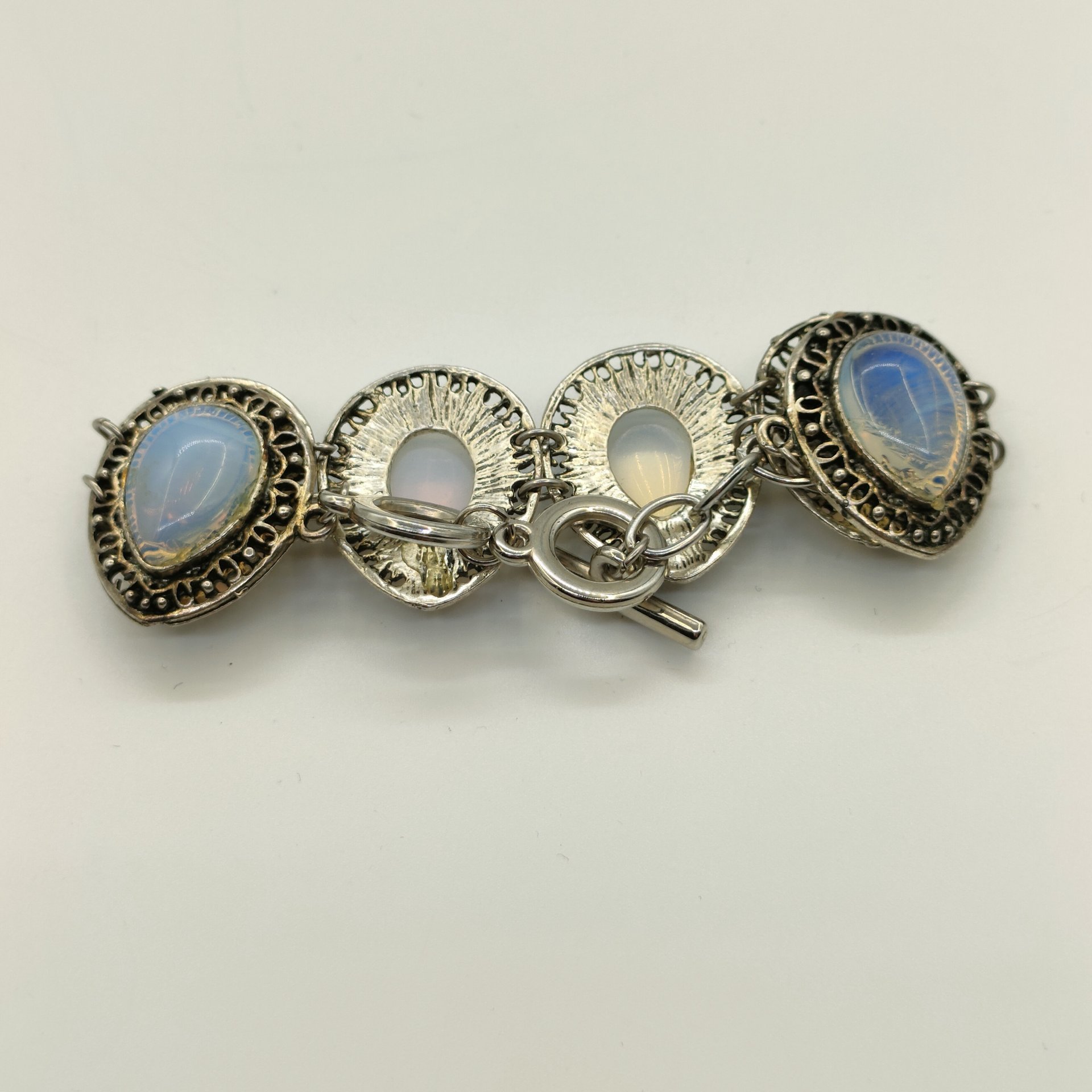 Браслет с каплевидными вставками светло-голубого оттенка под лунный камень