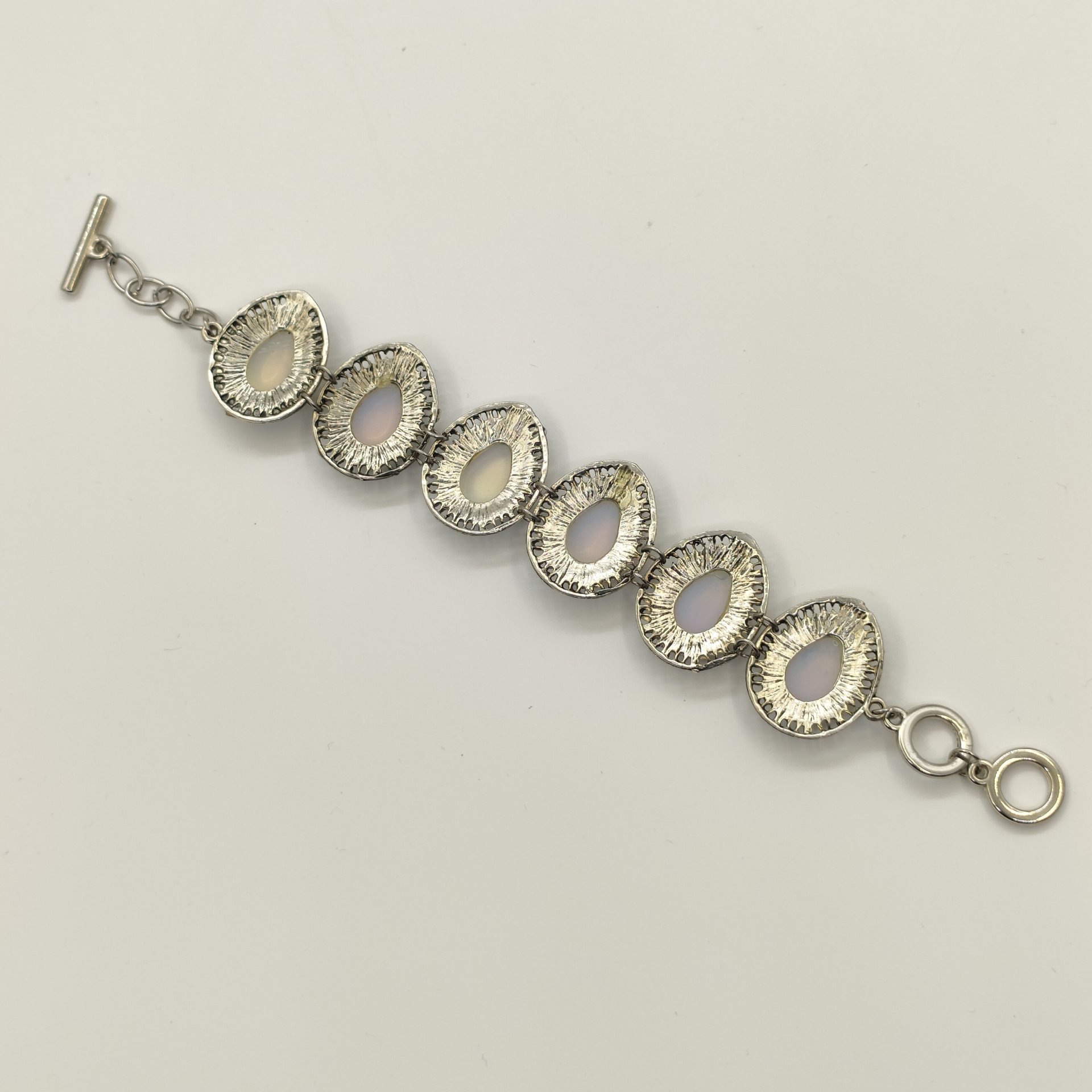 Браслет с каплевидными вставками светло-голубого оттенка под лунный камень