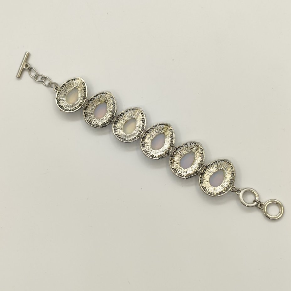 Браслет с каплевидными вставками светло-голубого оттенка под лунный камень