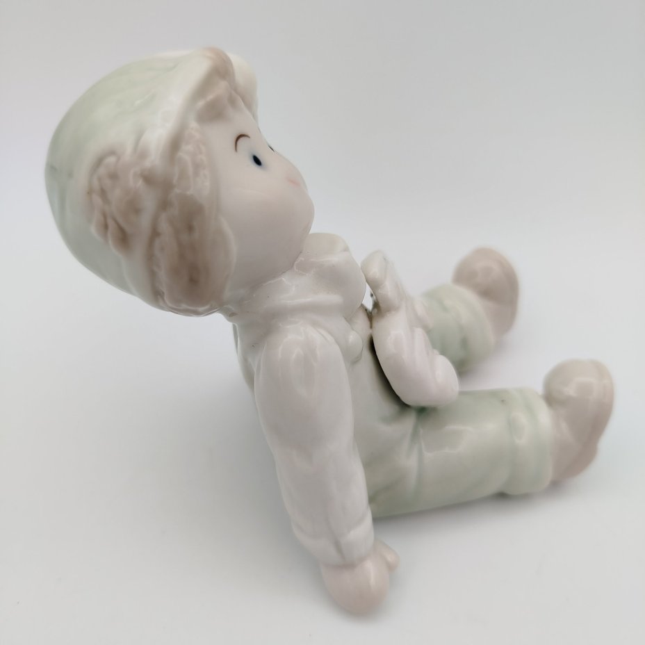 Статуэтка "Мальчик с игрушечным кроликом" Marta Marzotto, фарфор, крытьё