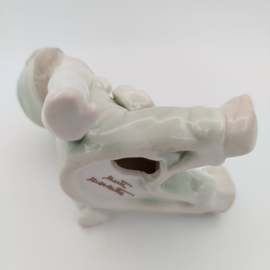 Статуэтка "Мальчик с игрушечным кроликом" Marta Marzotto, фарфор, крытьё