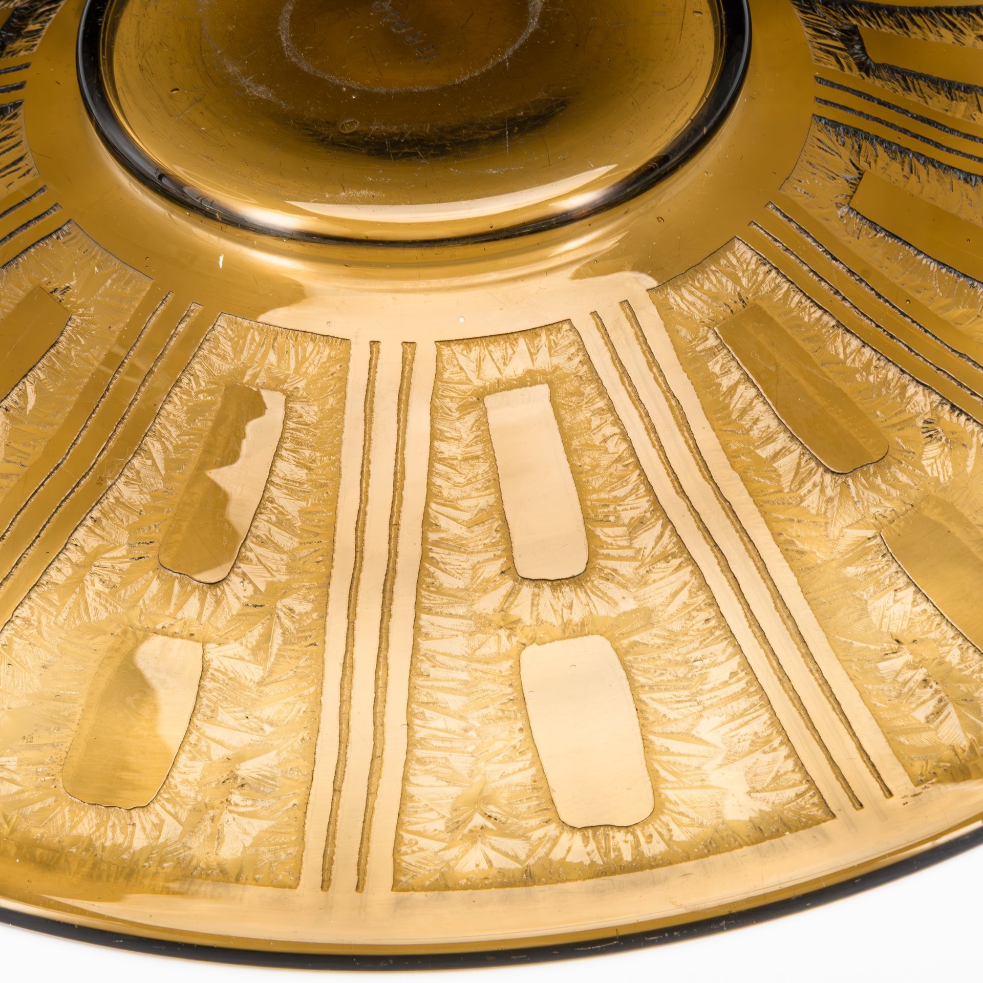 Блюдо в эффектом морозного стекла, [подпись «Verror”]