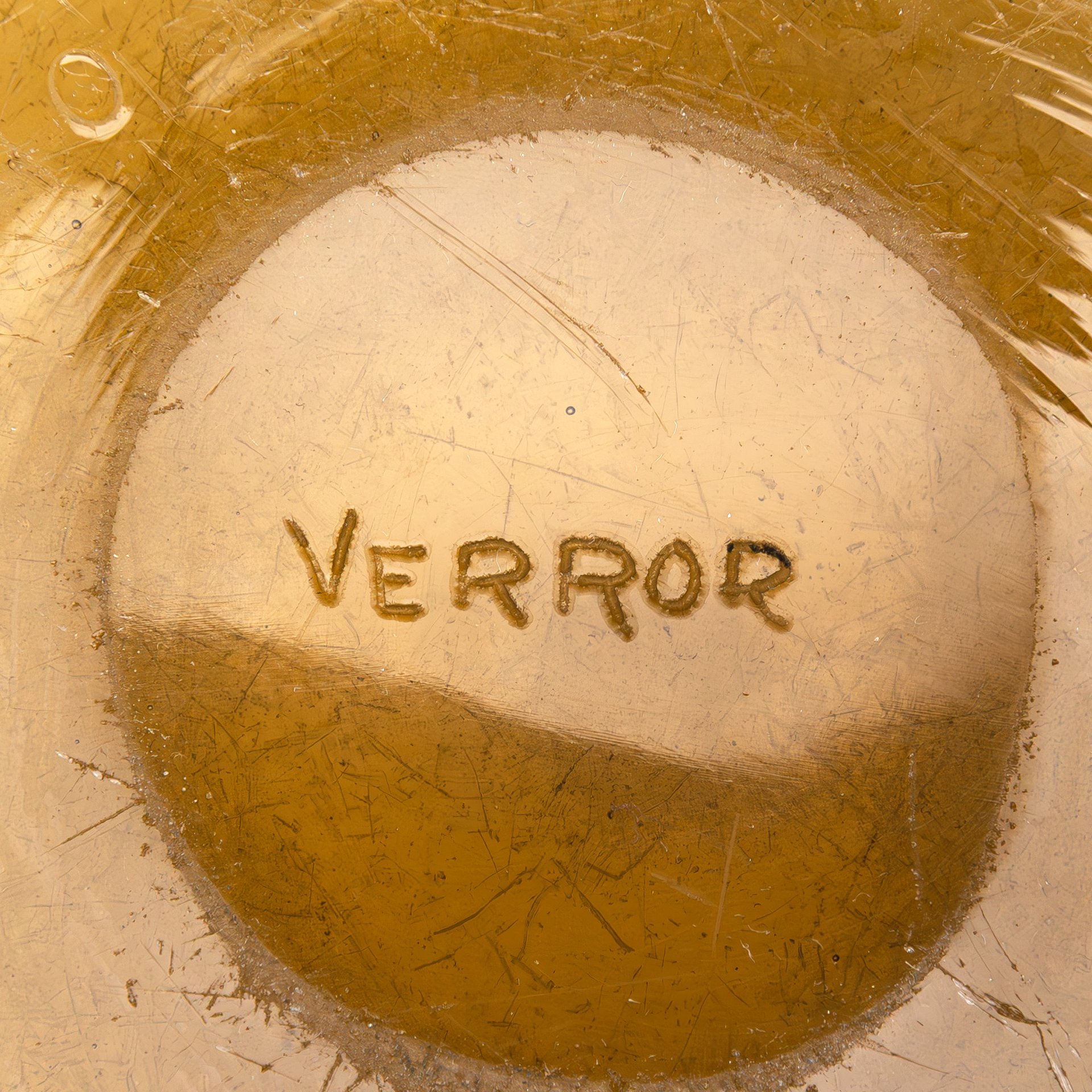 Блюдо в эффектом морозного стекла, [подпись «Verror”]