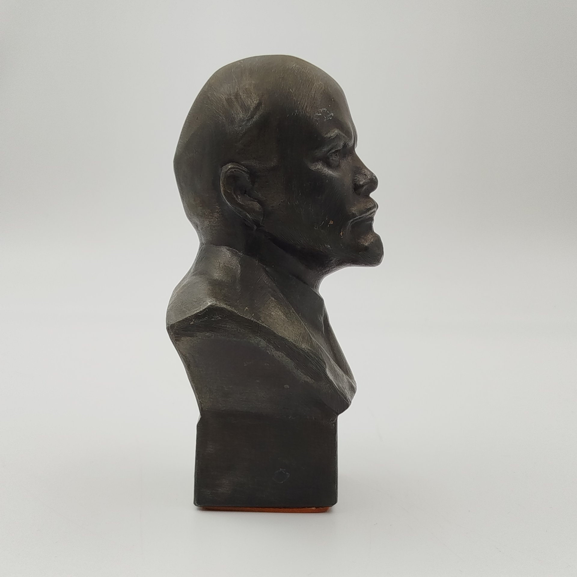 Бюст "В.И. Ленин", автор Геворкян, металл, крашение, Волгоградский опытный завод «Сувенир», СССР, 1960-1980 гг.