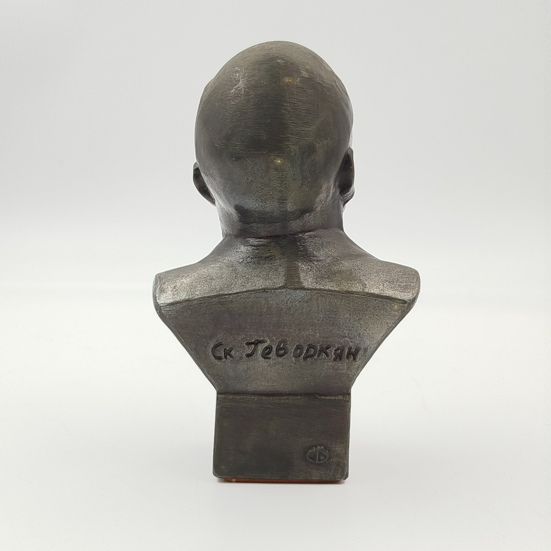 Бюст "В.И. Ленин", автор Геворкян, металл, крашение, Волгоградский опытный завод «Сувенир», СССР, 1960-1980 гг.