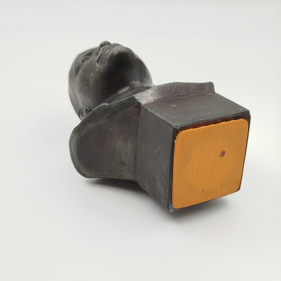 Бюст "В.И. Ленин", автор Геворкян, металл, крашение, Волгоградский опытный завод «Сувенир», СССР, 1960-1980 гг.