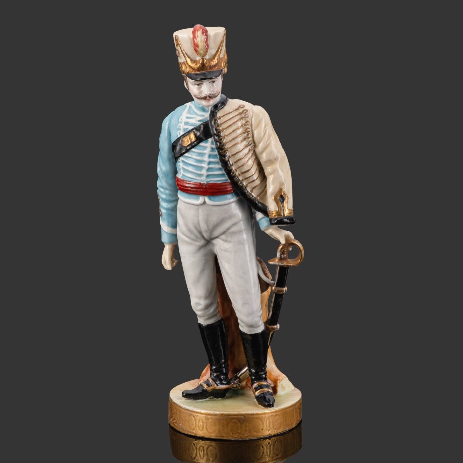 Статуэтка "Гусар" на круглом основании, фарфор, роспись, золочение, Западная Европа, 1950-1980 гг.