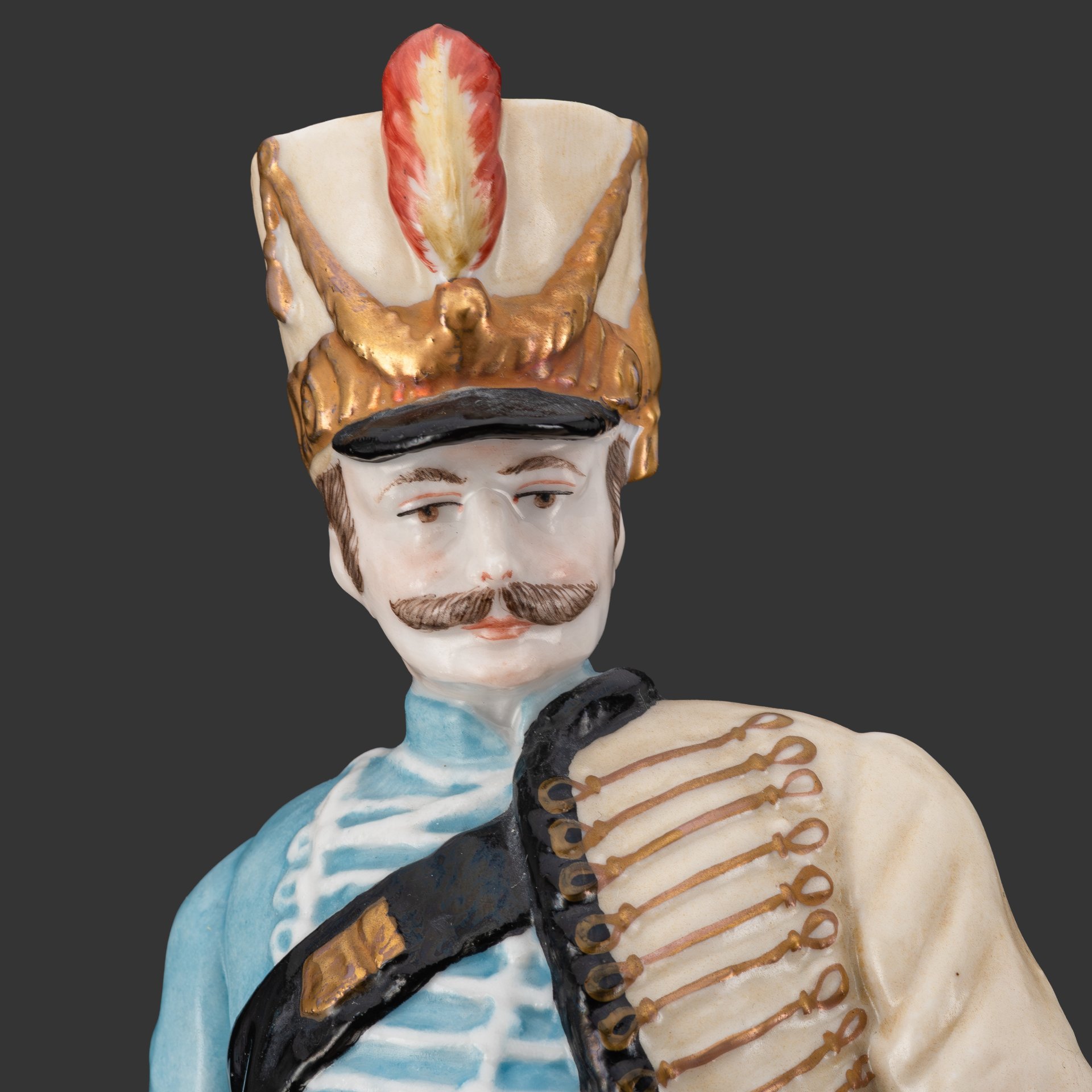 Статуэтка "Гусар" на круглом основании, фарфор, роспись, золочение, Западная Европа, 1950-1980 гг.