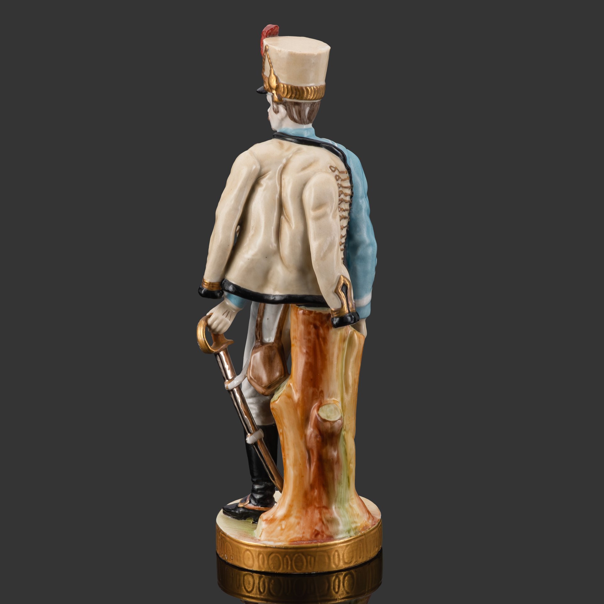 Статуэтка "Гусар" на круглом основании, фарфор, роспись, золочение, Западная Европа, 1950-1980 гг.