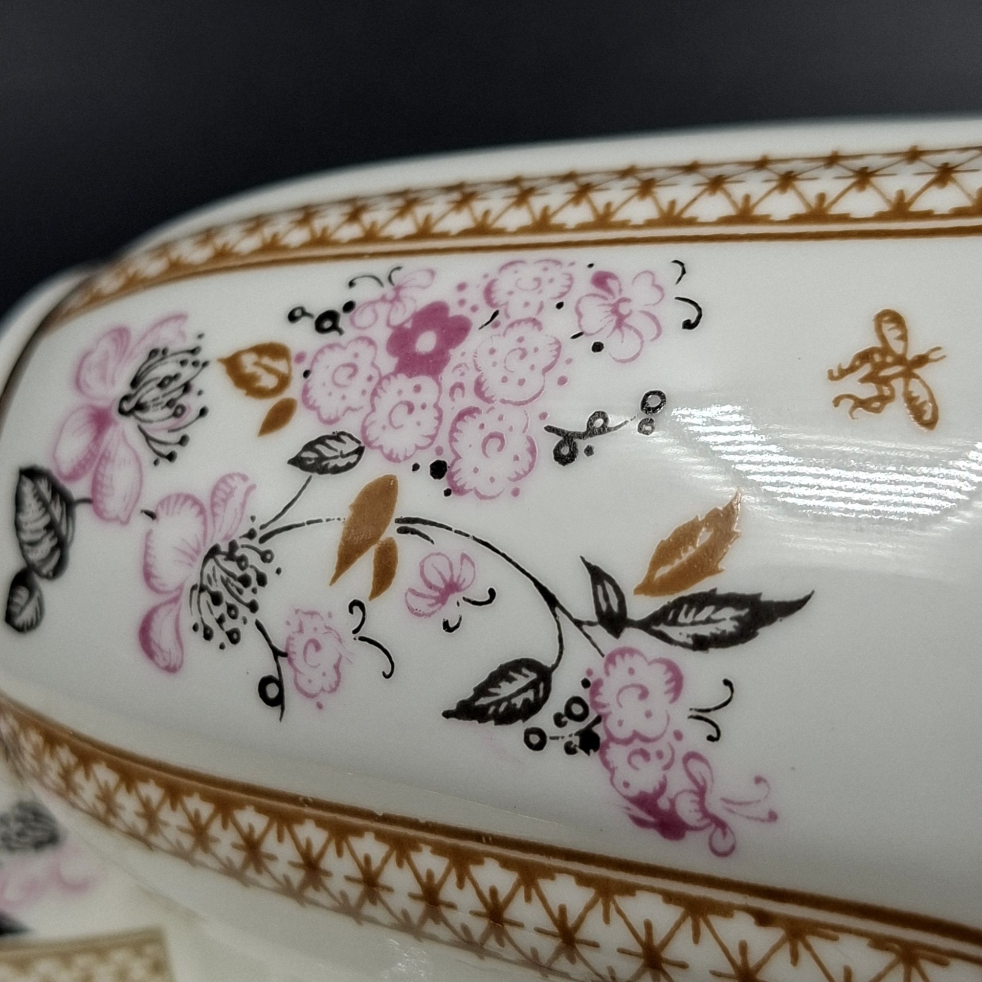 Пара кофейная "Яблоневый цвет", форма "Ветерок" (автор формы Т.С. Линчевская), фарфор, деколь, золочение, Ленинградский фарфоровый завод (ЛФЗ), Россия, 1989-2001 гг.