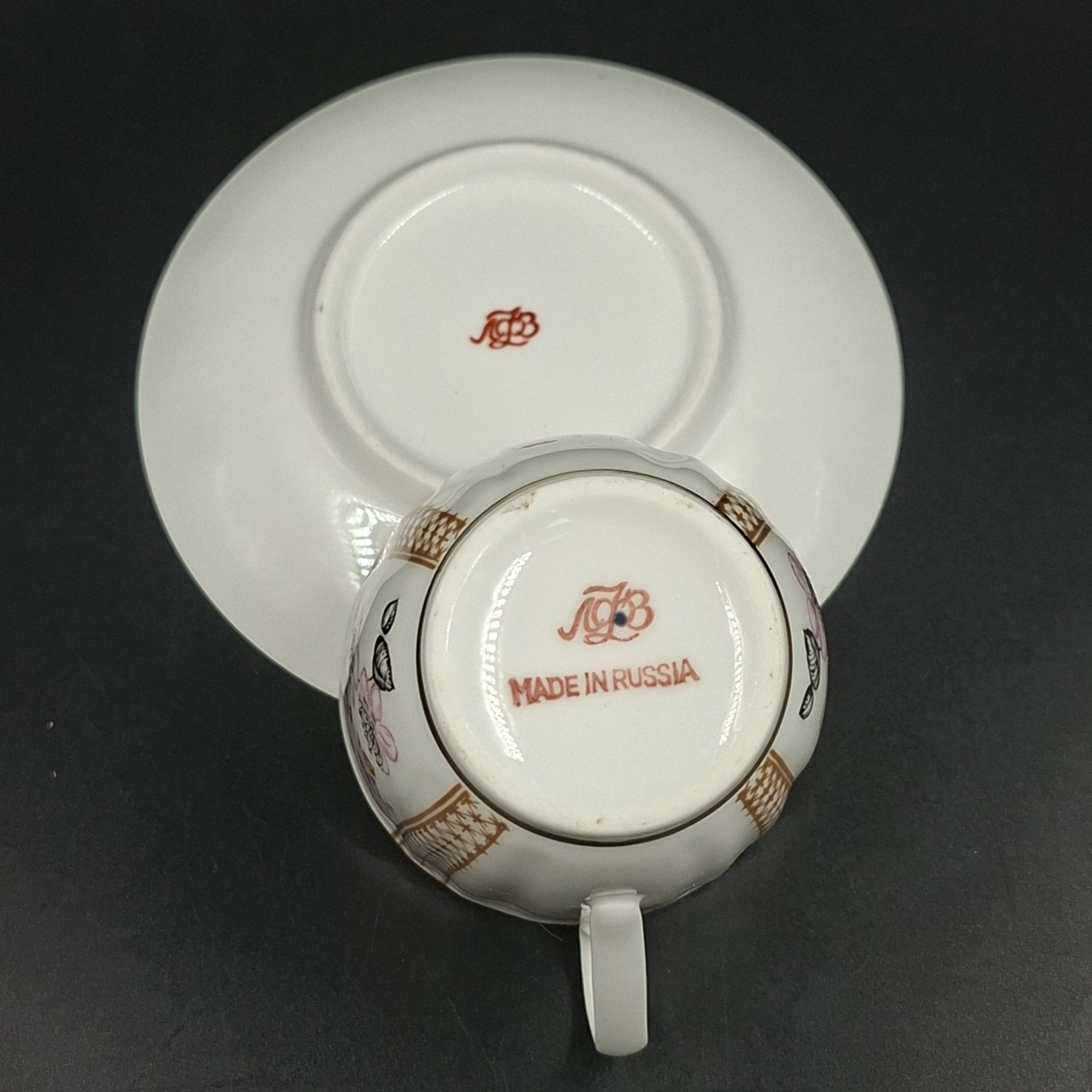 Пара кофейная "Яблоневый цвет", форма "Ветерок" (автор формы Т.С. Линчевская), фарфор, деколь, золочение, Ленинградский фарфоровый завод (ЛФЗ), Россия, 1989-2001 гг.