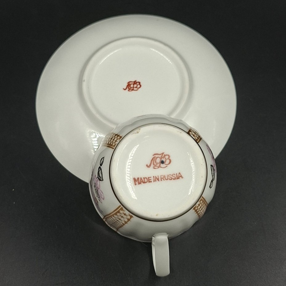 Пара кофейная "Яблоневый цвет", форма "Ветерок" (автор формы Т.С. Линчевская), фарфор, деколь, золочение, Ленинградский фарфоровый завод (ЛФЗ), Россия, 1989-2001 гг.