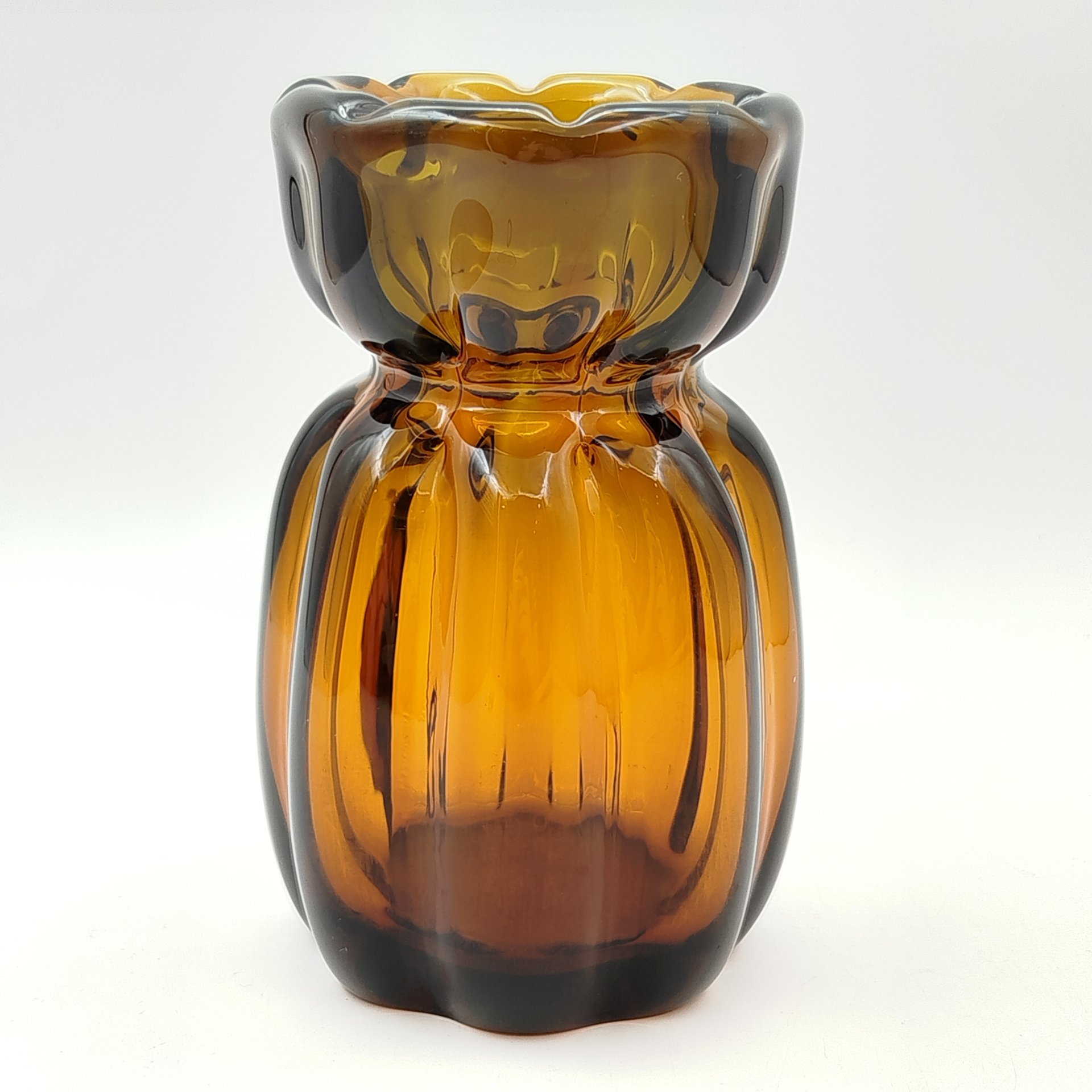 Ваза "Мешочек" темно-янтарного оттенка, цветное стекло, СССР, 1960-1990 гг.