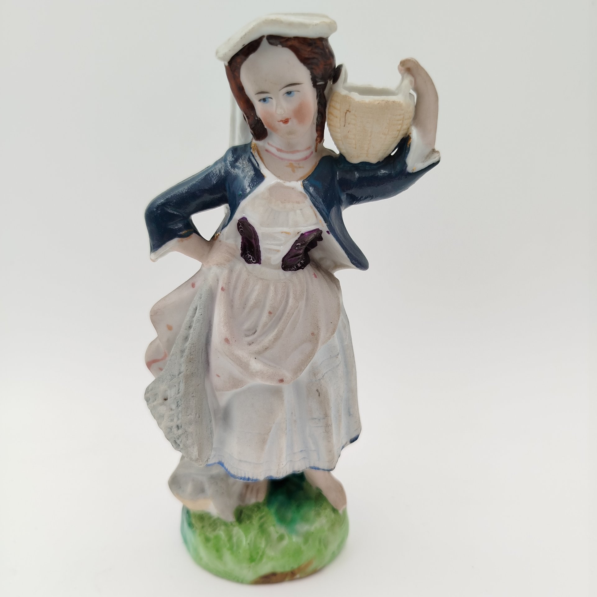 Статуэтка "Девочка с корзиной"