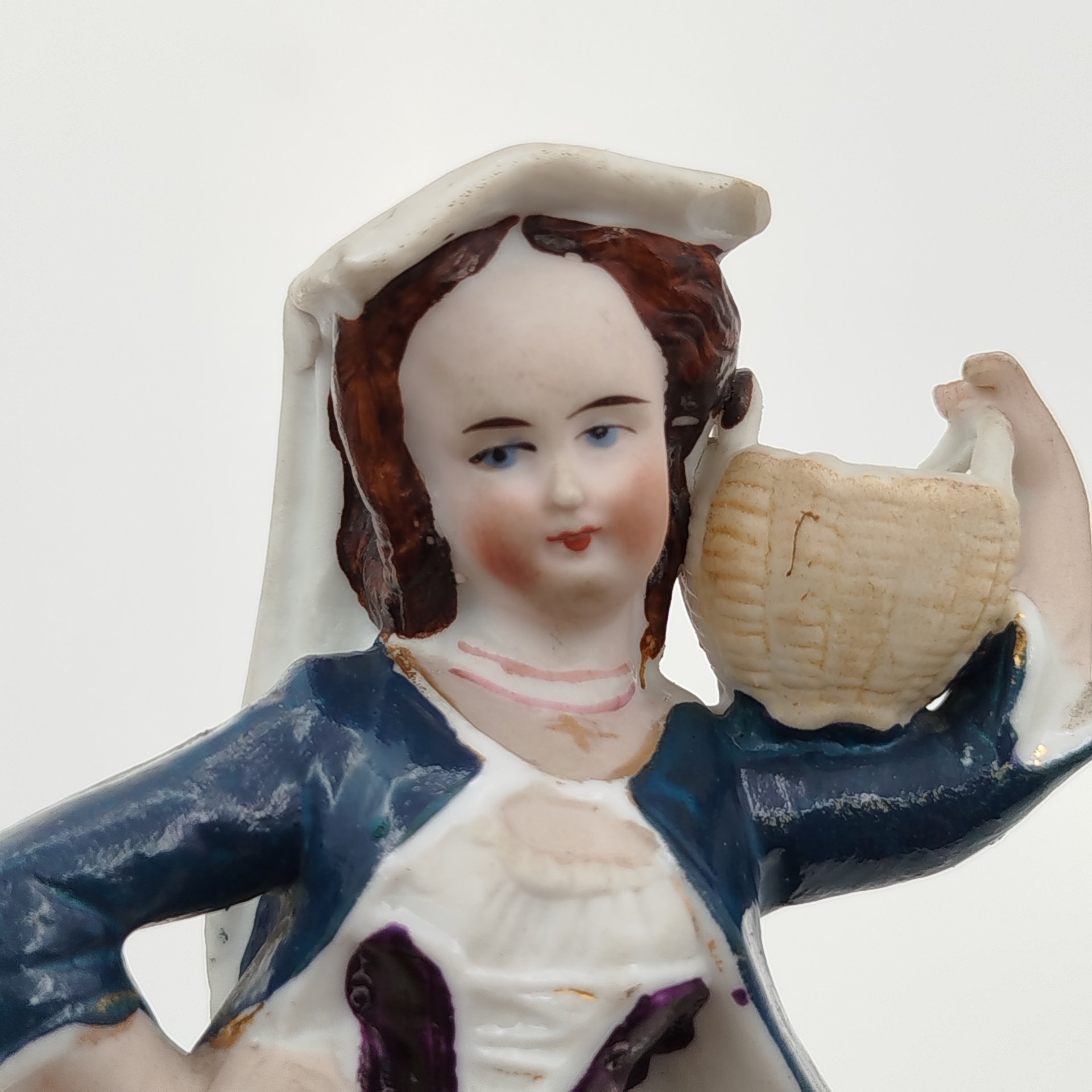 Статуэтка "Девочка с корзиной"