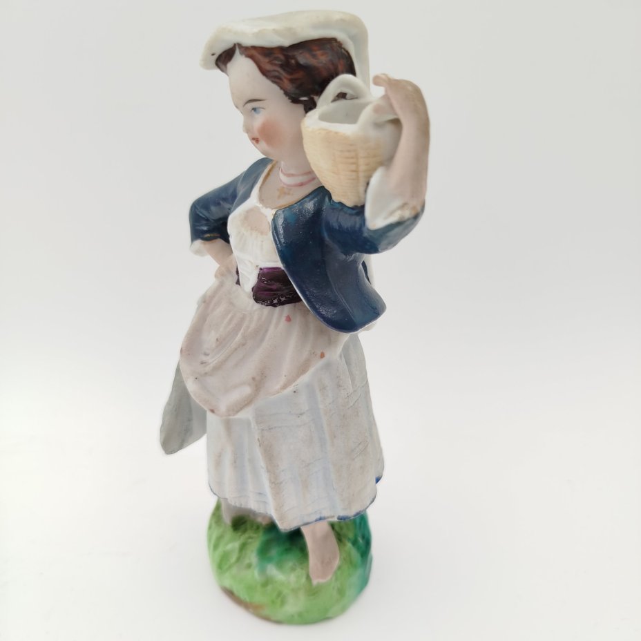 Статуэтка "Девочка с корзиной"