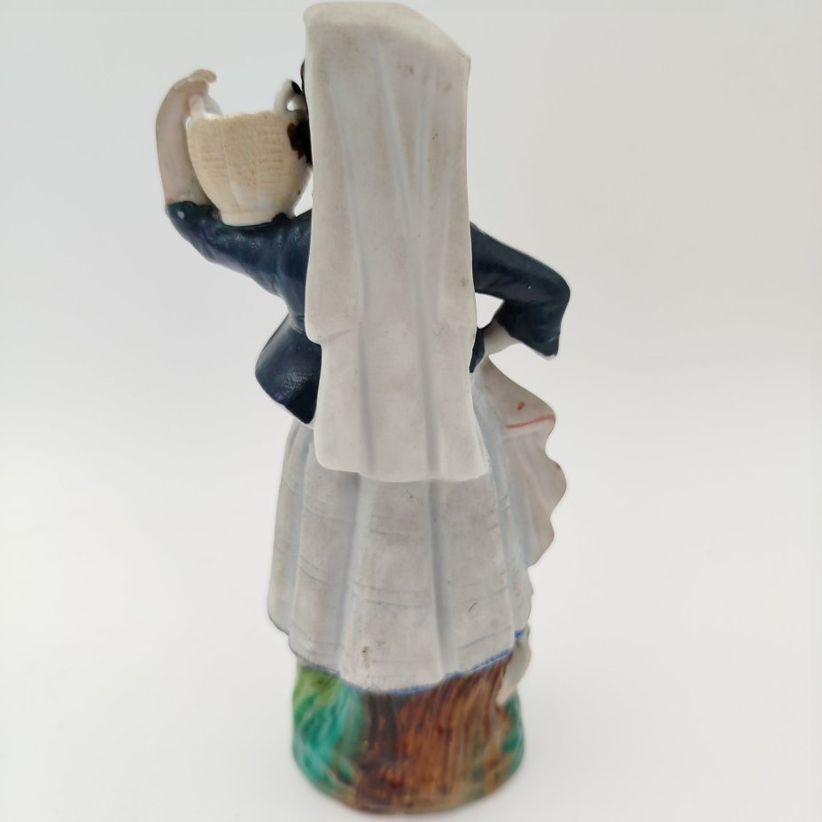 Статуэтка "Девочка с корзиной"