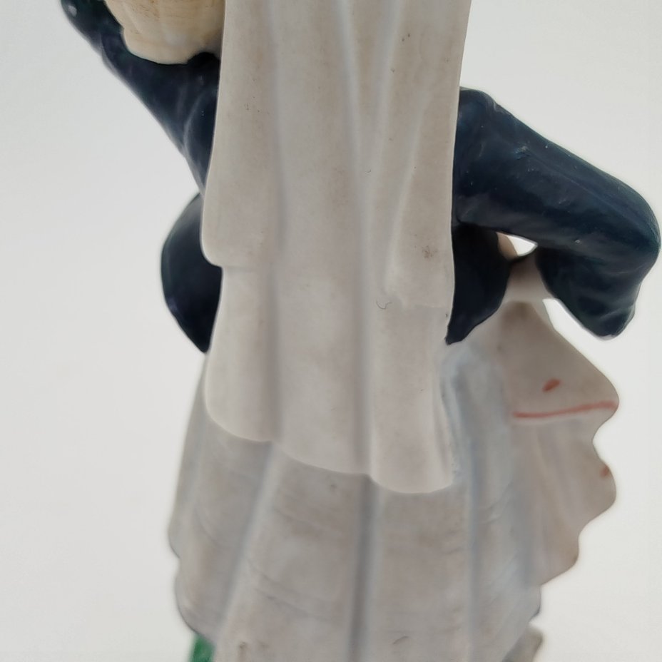 Статуэтка "Девочка с корзиной"