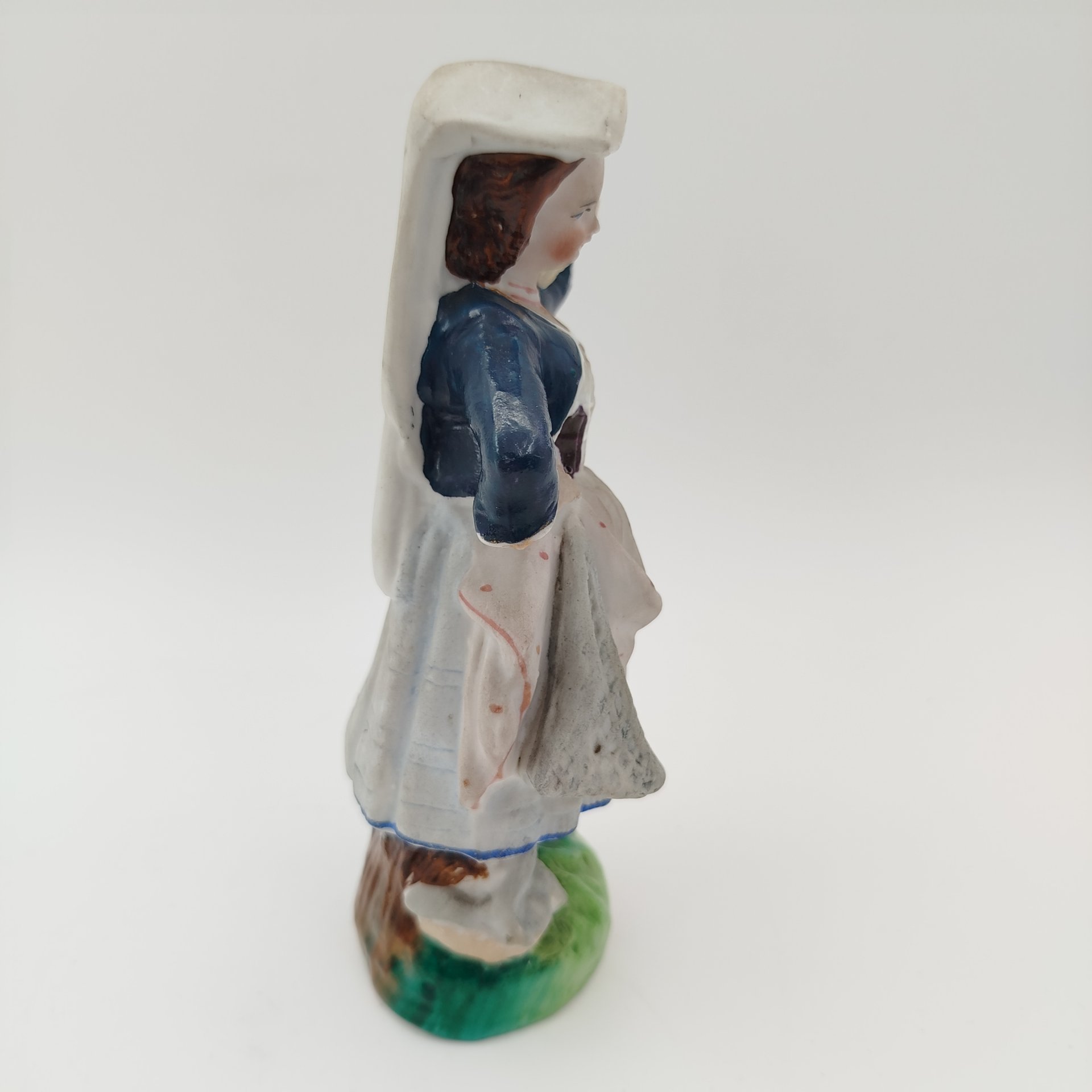 Статуэтка "Девочка с корзиной"