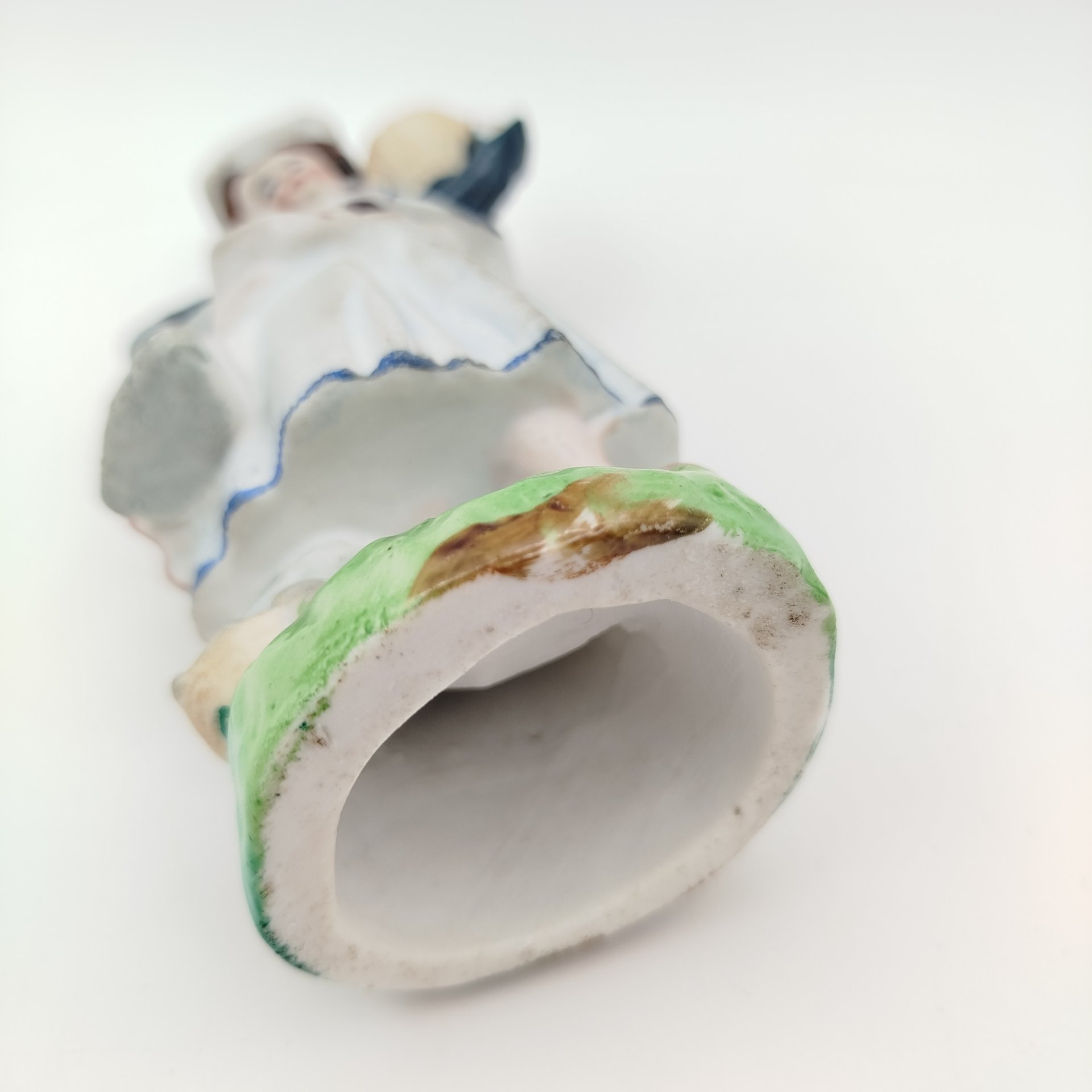 Статуэтка "Девочка с корзиной"