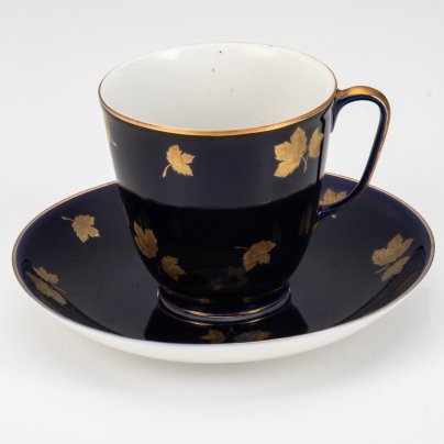 Пара чайная "Кленовая ветвь" ("Золотой клен"), автор рисунка Л.И. Лебединская, форма "Малый колокол", фарфор, крытье кобальтом, золочение, цировка, Ленинградский фарфоровый завод (ЛФЗ), СССР, 1950-1955 гг.